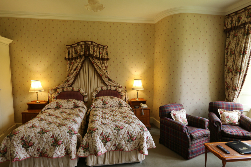 Deluxe bedroom with two single beds