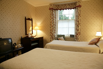 Standard bedroom with two single beds