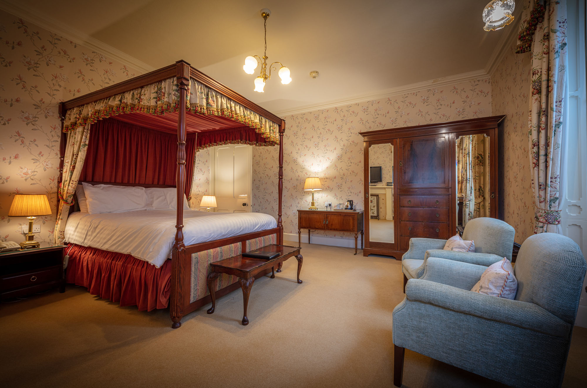 Superior four-poster bedroom